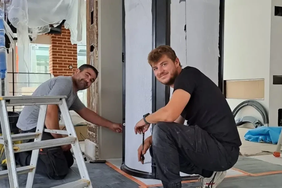Mathieu et Matisse devant PVE chantier Mathieu et Matisse devant PVE chantier