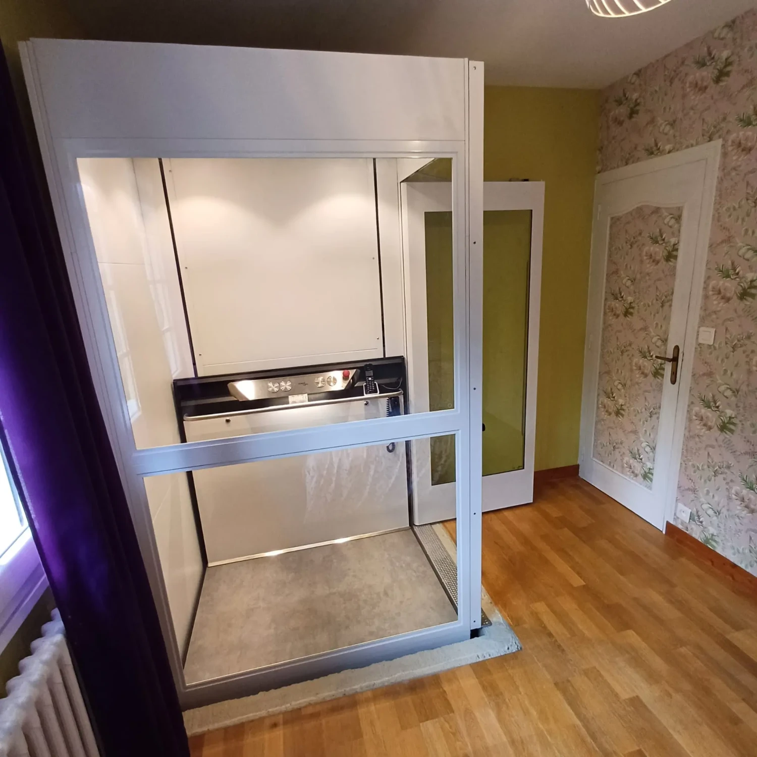 Ascenseur maison dans la chambre porte ouverte