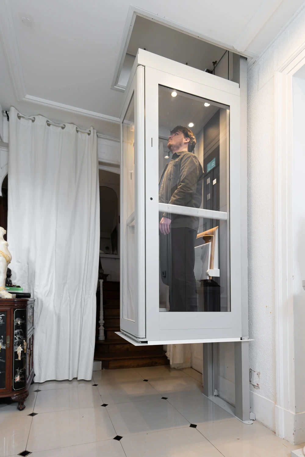 Ascenseur maison cabine qui libère la place