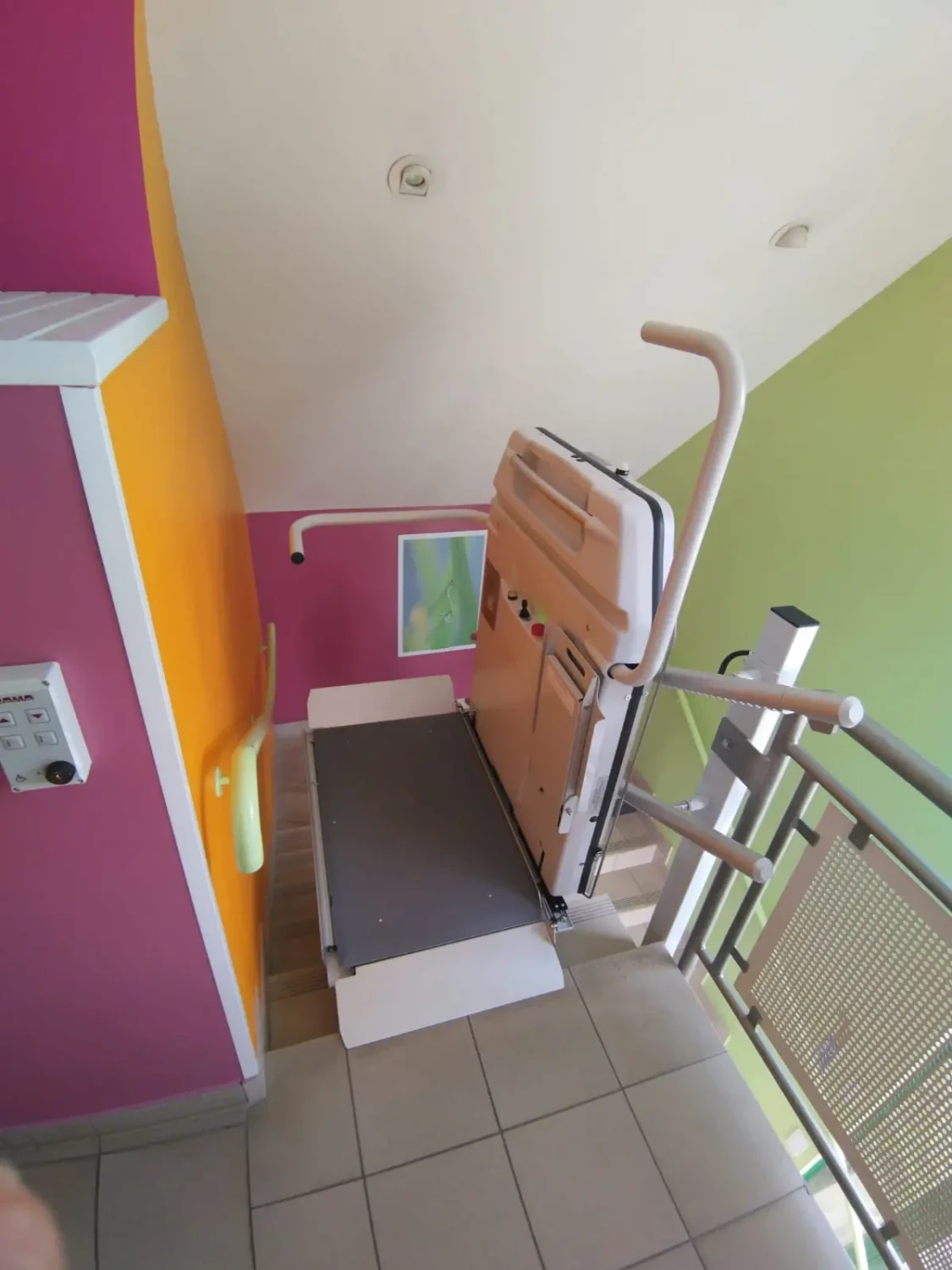 Plateforme élévatrice oblique pour fauteuil roulant